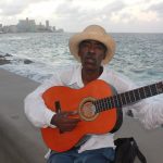 Músico en el Malecón de La Habana