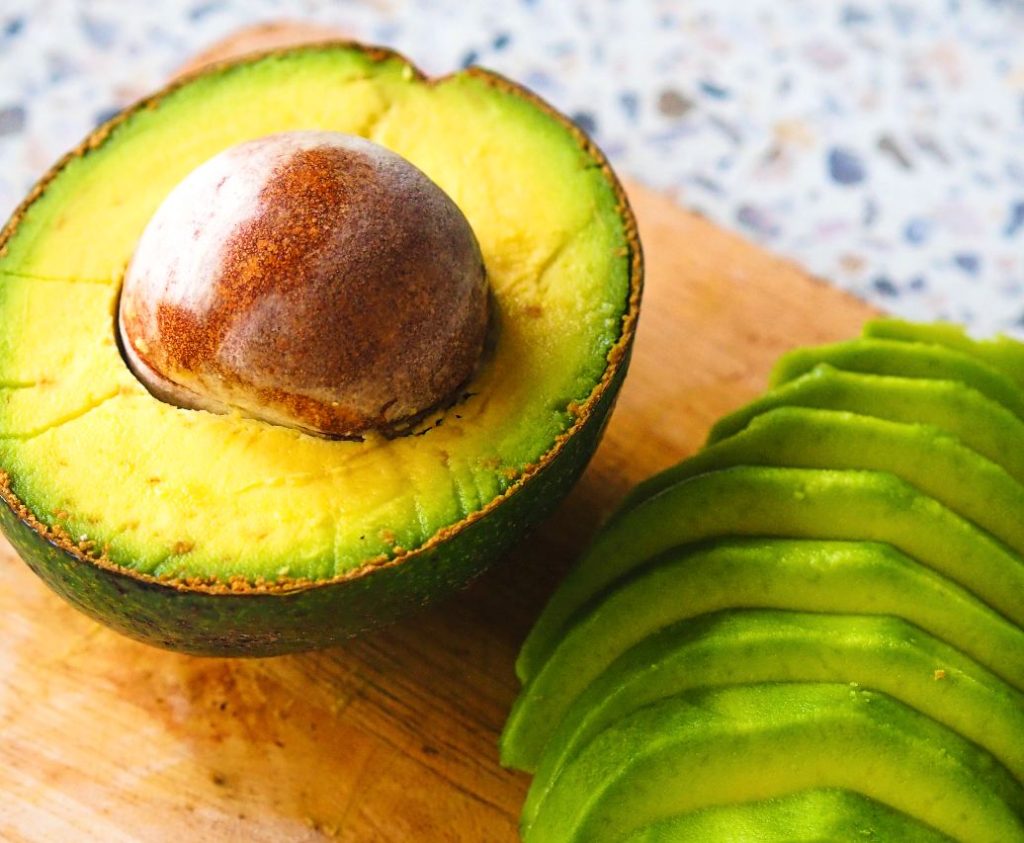 el aguacate es acompañante en la cocina costeña